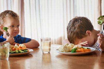 Tại sao bé biếng ăn: 4 sai lầm mà bố mẹ thường mắc phải khiến con biếng ăn