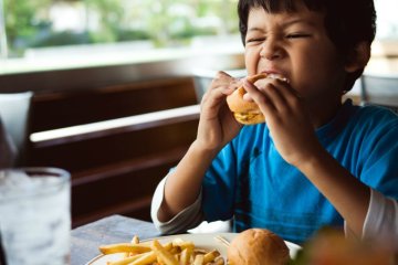 Tác hại của việc cho trẻ ăn vặt và những lưu ý khi cho trẻ ăn vặt