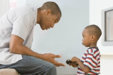 Bố mẹ nên làm gì khi trẻ nói trống không?