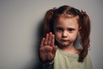 Dạy trẻ không đi theo người lạ và tự bảo vệ bản thân