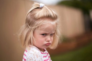 Trẻ hay ghen tỵ, bố mẹ ghi nhớ ngay 4 quy tắc dưới đây! 