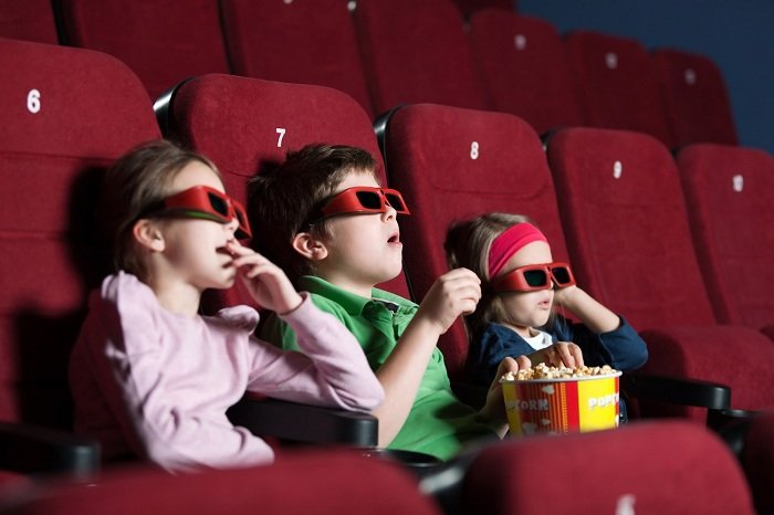 Bố mẹ đưa trẻ nhỏ vào rạp xem phim, nên hay không?