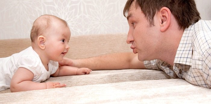 Những dấu ấn trong quá trình phát triển kỹ năng giao tiếp của bé 6-12 tháng tuổi