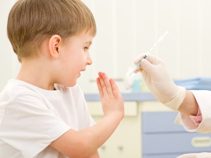 Nhiều bố mẹ cho rằng tiêm vắc-xin gây ra bệnh tự kỷ ở trẻ em.