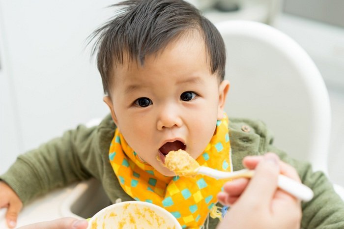 chế độ dinh dưỡng cho trẻ khi ăn dặm