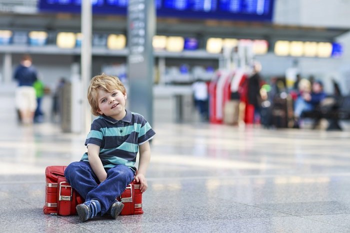bé trai ở sân bay, trẻ em có nên học ngoại ngữ sớm