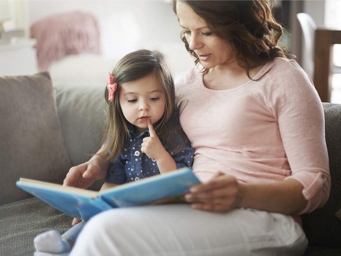 mẹ đọc sách cùng bé gái