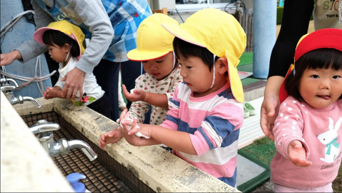 Trẻ xếp hàng để rửa tay nhờ vào cách dạy con của người Nhật.