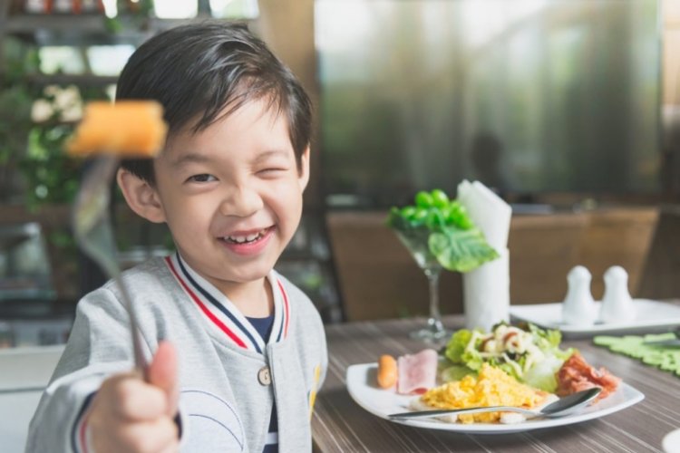 dạy trẻ lễ phép khi ăn uống, ngồi ăn ở trên bàn và nhai không phát ra tiếng động