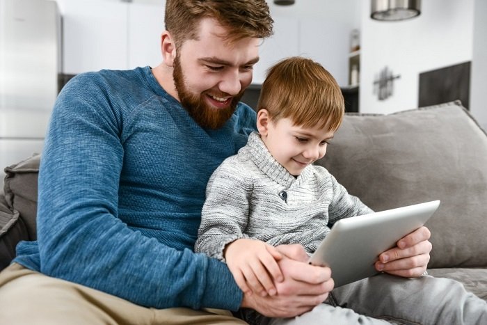 bố và bé dùng máy tính bảng giúp bé học ngoại ngữ nhanh
