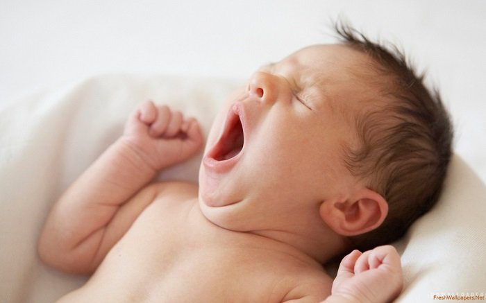 ngôn ngữ cơ thể của trẻ sơ sinh khi buồn ngủ