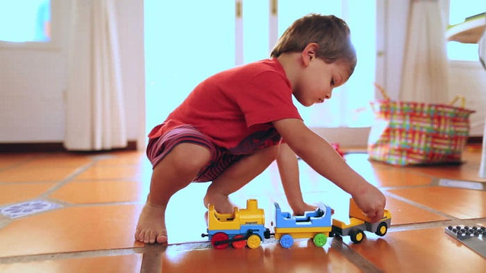 Trong nhiều trường hợp, muốn phát triển trí tưởng tượng của trẻ, bố mẹ có thể ồn ào một chút. Em bé tự chơi ô tô đồ chơi.