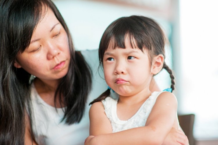 mẹ bình tĩnh hỏi han, không đánh mắng trẻ hay cáu giận