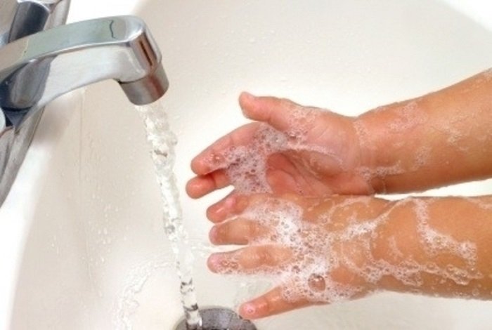 trẻ rửa tay 