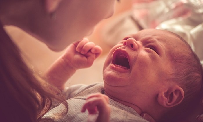 Em bé khóc vì mắc phải hội chứng rung lắc ở trẻ sơ sinh.