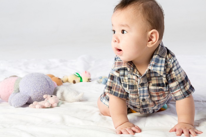 sự phát triển của bé 5-6 tháng tuổi về khả năng bò