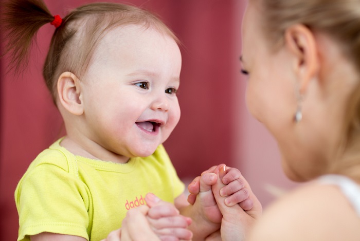 mẹ trò chuyện với bé 9 tháng tuổi