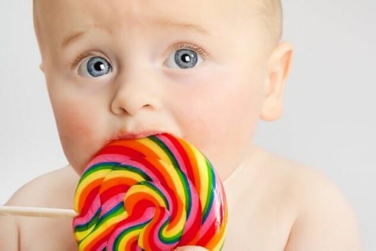 bé thích ăn kẹo ngọt nên bé bị sâu răng sữa