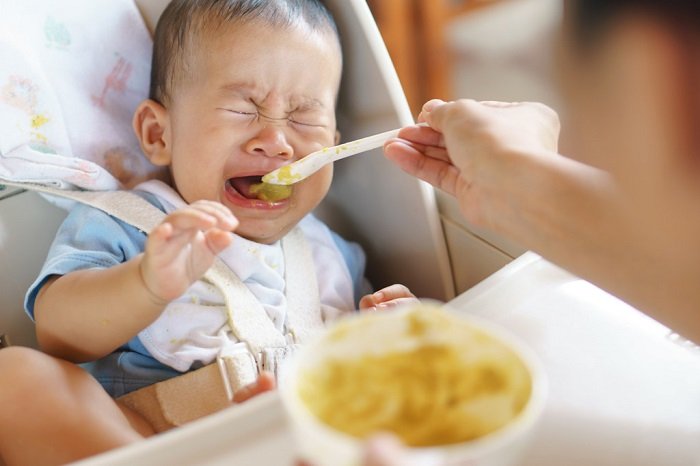 bé khóc khi ăn