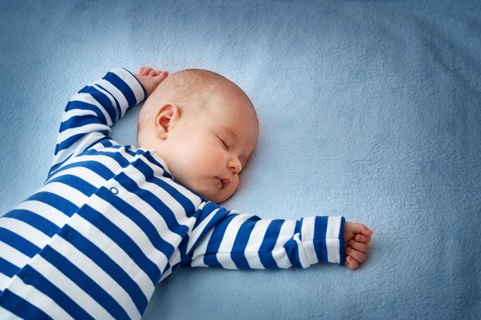 Nhiều trẻ sơ sinh ngủ ngày cày đêm như một thói quen do chưa phân biệt được ngày đêm.