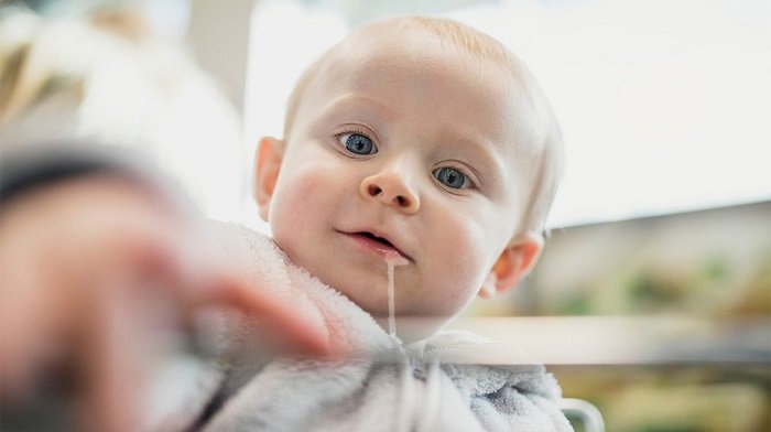 Trẻ sơ sinh hay nôn trớ có phải là dấu hiệu trẻ đang ốm?