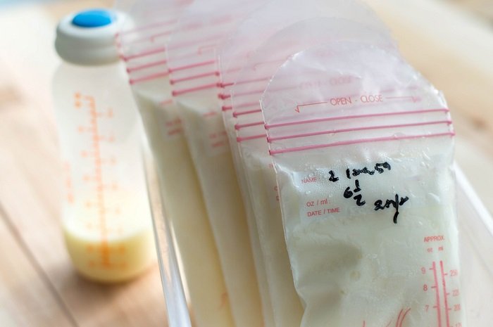 Sữa trữ đông được ghi ngày tháng đầy đủ.