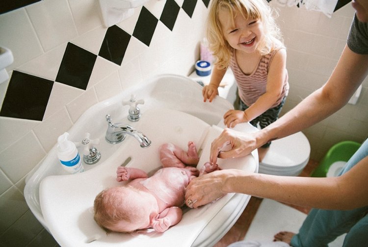 mẹ tắm và vệ sinh vùng kín cho trẻ sơ sinh