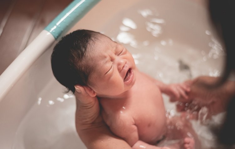 tắm và vệ sinh vùng kín cho trẻ sơ sinh