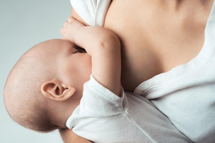 trẻ sơ sinh bị chàm sữa mẹ kiêng ăn gì