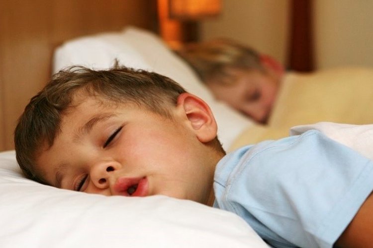 trẻ ngủ ngon hơn sau khi được nghe kể chuyện trước khi đi ngủ