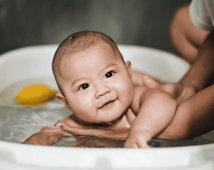 tắm cho trẻ sơ sinh bị khô da