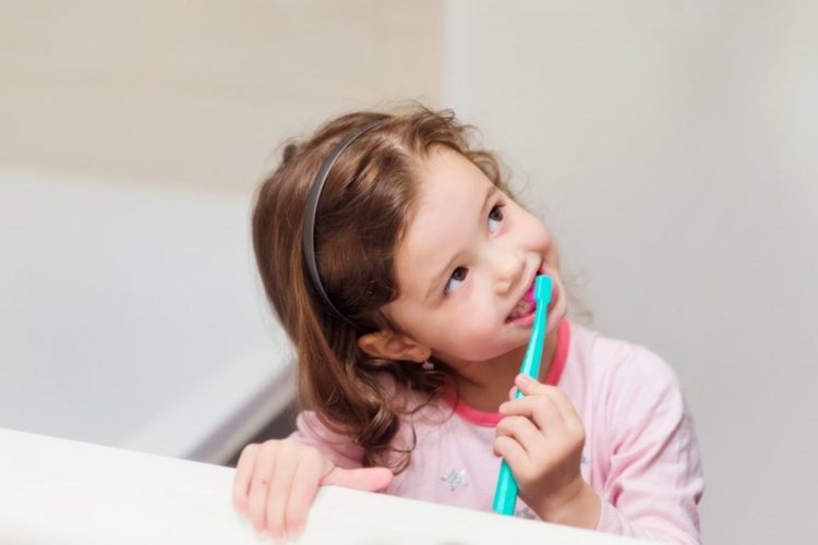 thơ cho bé 5 tuổi dạy bé gái đánh răng, dạy trẻ vệ sinh răng miệng