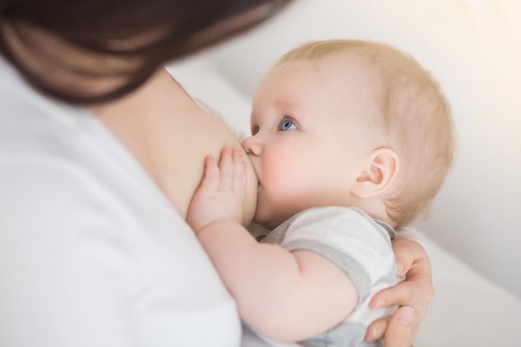 3 dấu hiệu trẻ sơ sinh đòi bú liên tục