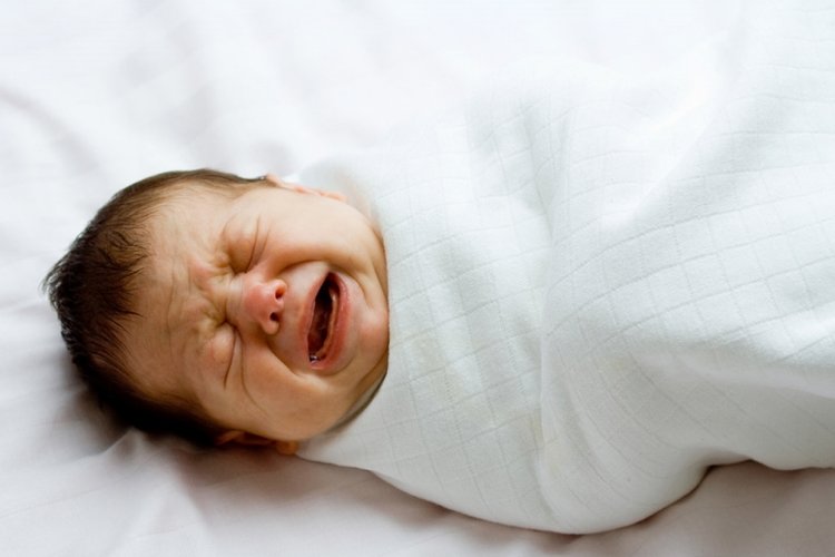 trẻ sơ sinh bị khó ngủ do mệt mỏi