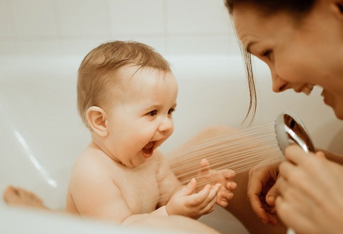 Em bé tắm cùng mẹ