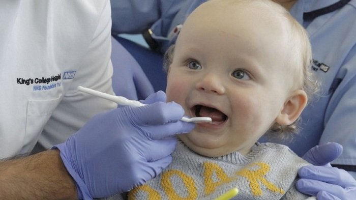 Chống sâu răng cho trẻ bằng cách cho trẻ đi khám.
