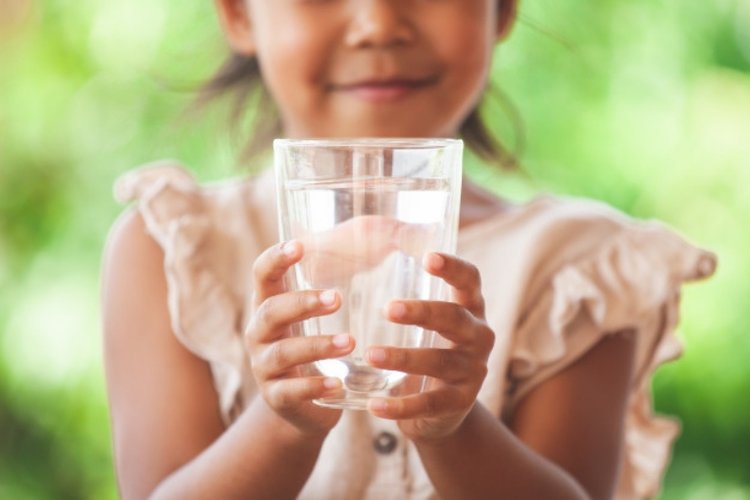 trẻ em nên uống bao nhiêu nước mỗi ngày