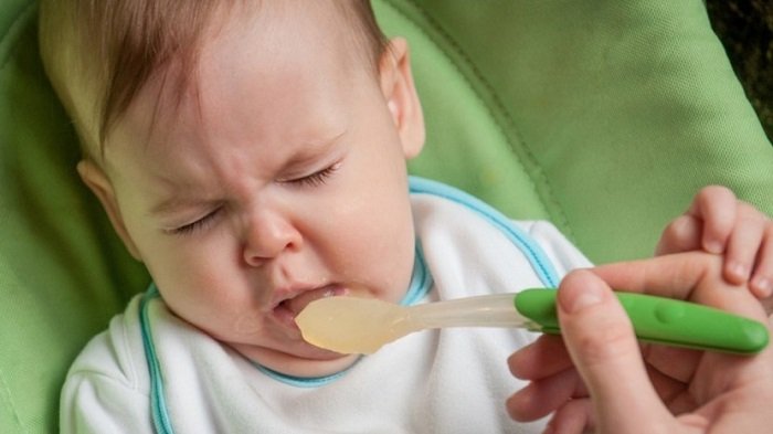Sốt viêm họng ở trẻ nhỏ thường khiến trẻ biếng ăn.