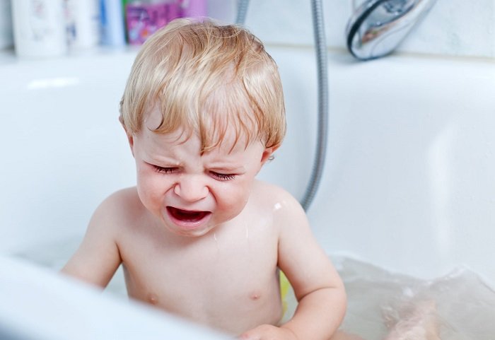 bé sợ gội đầu và khóc khi tắm