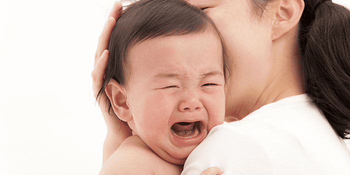 Trẻ bị dị ứng sữa mẹ có thể khó chịu, quấy khóc và bỏ bữa.