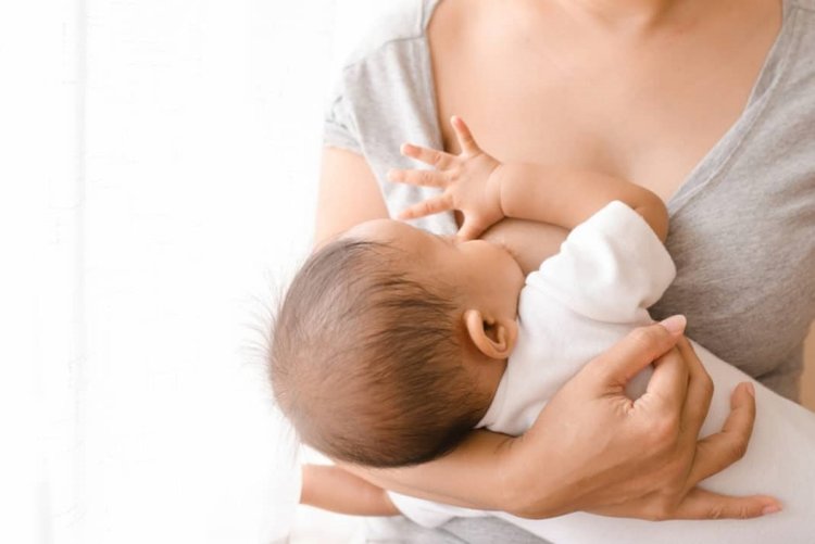 mẹ cho trẻ bú đúng tư thế để giảm nguy cơ khiến bé bị đầy bụng