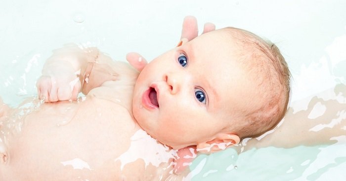 Trẻ bị viêm phế quản có được tắm không là điều mà nhiều bố mẹ băn khoăn.