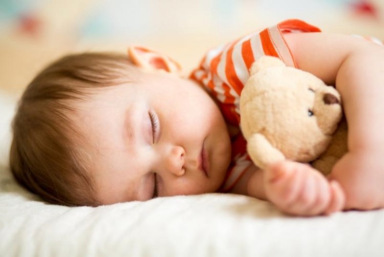 bố mẹ nên tạo điều kiện cho giấc ngủ trưa của trẻ bằng cách cho trẻ ôm gấu bông yêu thích và để trẻ ngủ trong không gian yên tĩnh