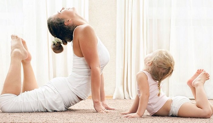 mẹ cùng bé tập yoga 