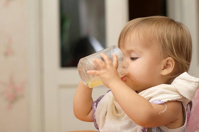 tập cho bé uống nước bằng cốc