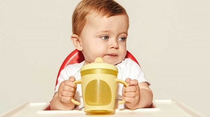 Rất nhiều bố mẹ chưa biết cách sử dụng bình tập uống cho bé trong giai đoạn ăn dặm.