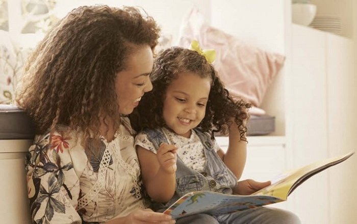 Bố mẹ có thể đọc thơ cho trẻ 2 tuổi mỗi ngày, giúp trẻ nâng cao khả năng ngôn ngữ.