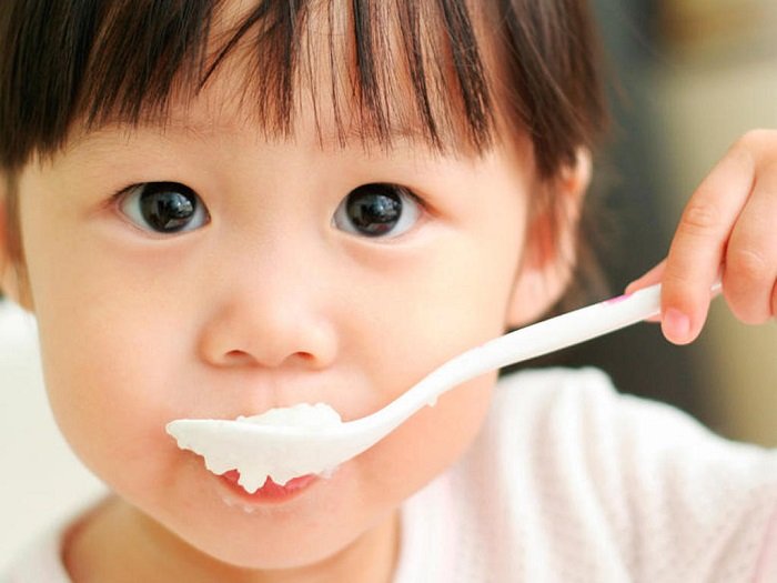 Nên cho bé ăn cơm lúc mấy tuổi là điều được nhiều bố mẹ quan tâm.