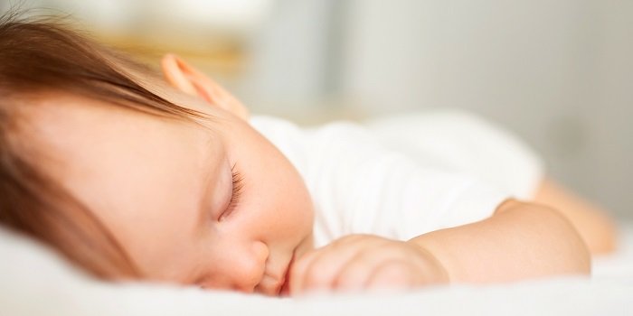 trẻ sơ sinh ngủ nhiều bú ít có sao không 