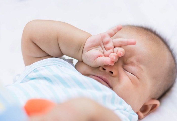 Có nhiều nguyên nhân dẫn đến trẻ sơ sinh bị ghèn 1 bên mắt.